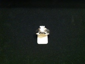 Bague en or gris 18 carats avec un poids de 5.45 grammes. Prix 460 €. Ref : 34324