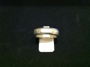 Bague or jaune 18 carats et acier poids 1.2 grammes. Prix 197 €. Ref : 31435