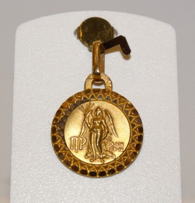 Vierge gravé sur plaque en or jaune 18 carats